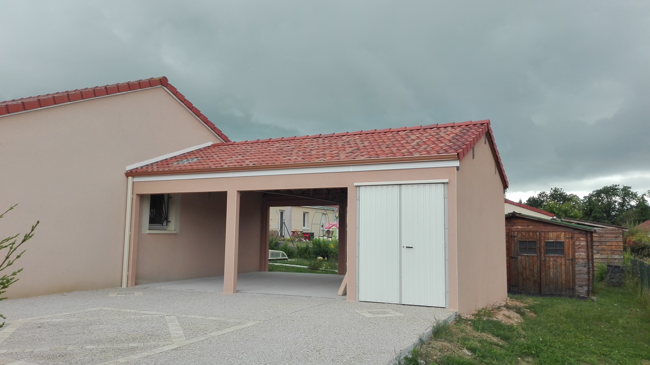 Abris double avec auvent béton en tuile