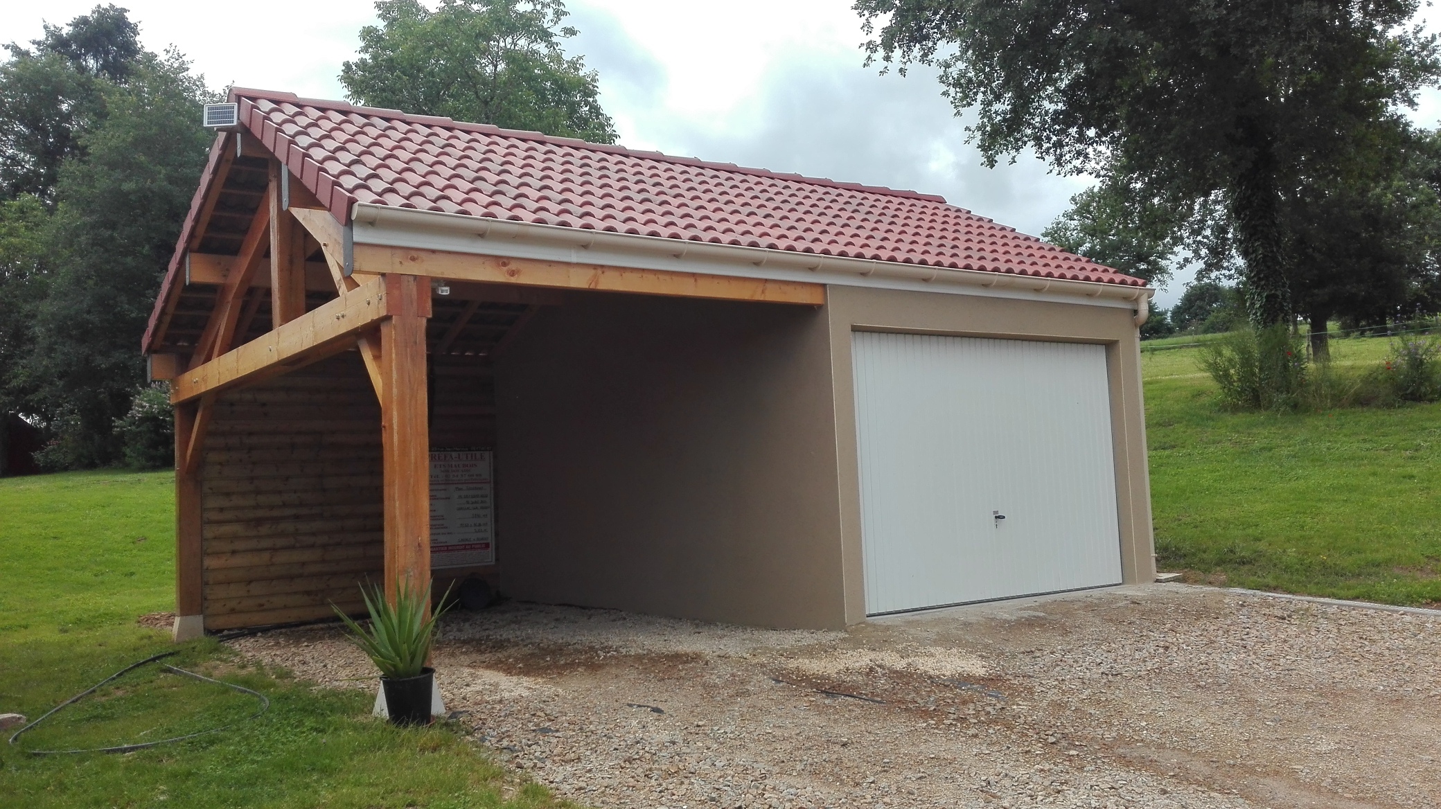 Garage préfabriqué béton 2 pentes avec auvent bois