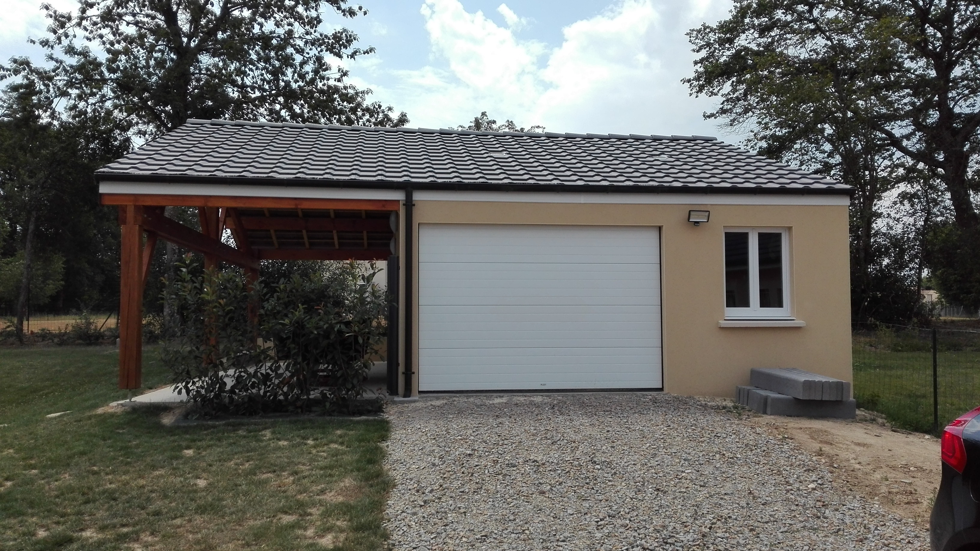Garage préfabriqué béton 2 pentes avec auvent bois