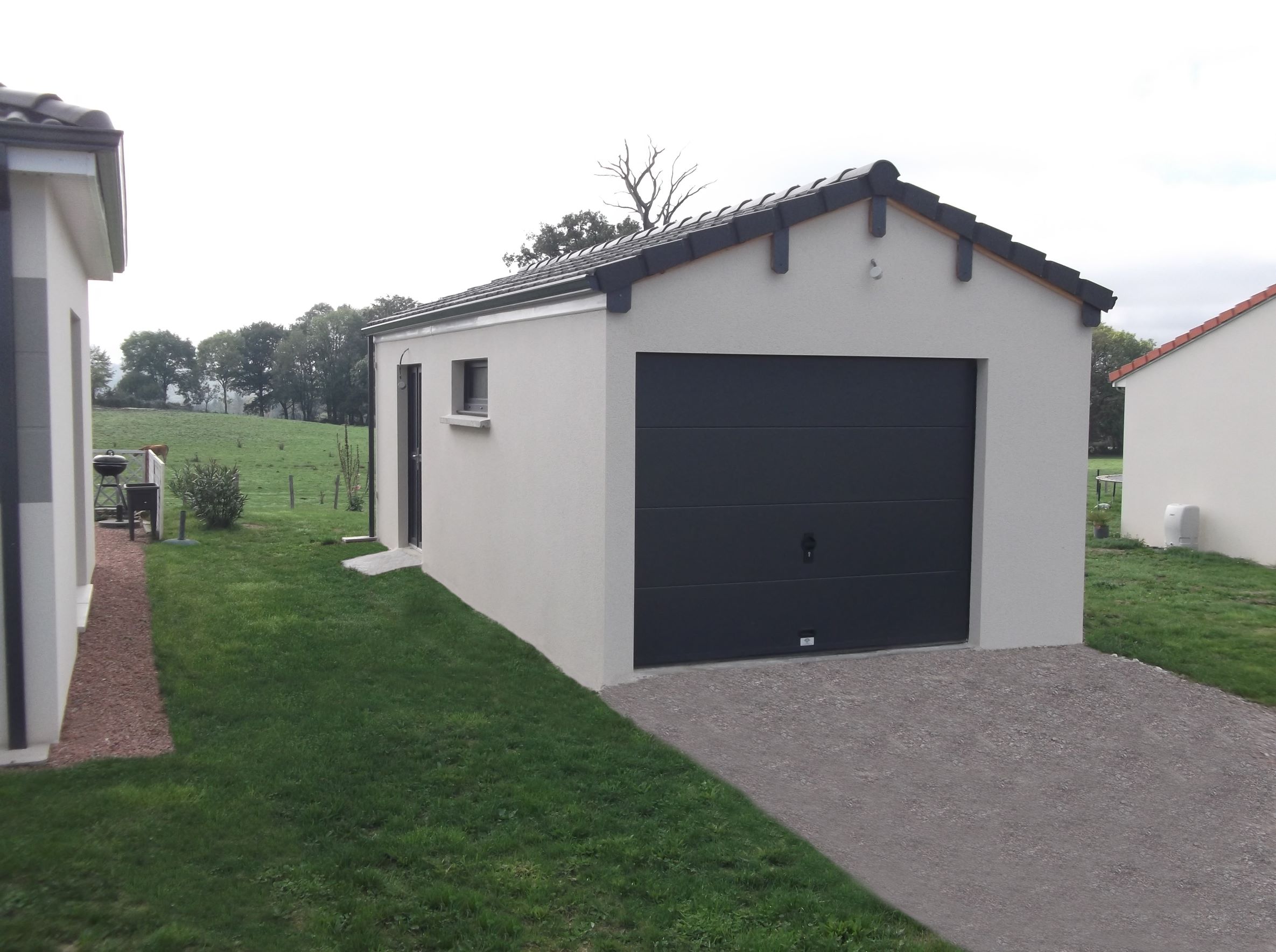 Garage préfabriqués avec toit tuiles noires