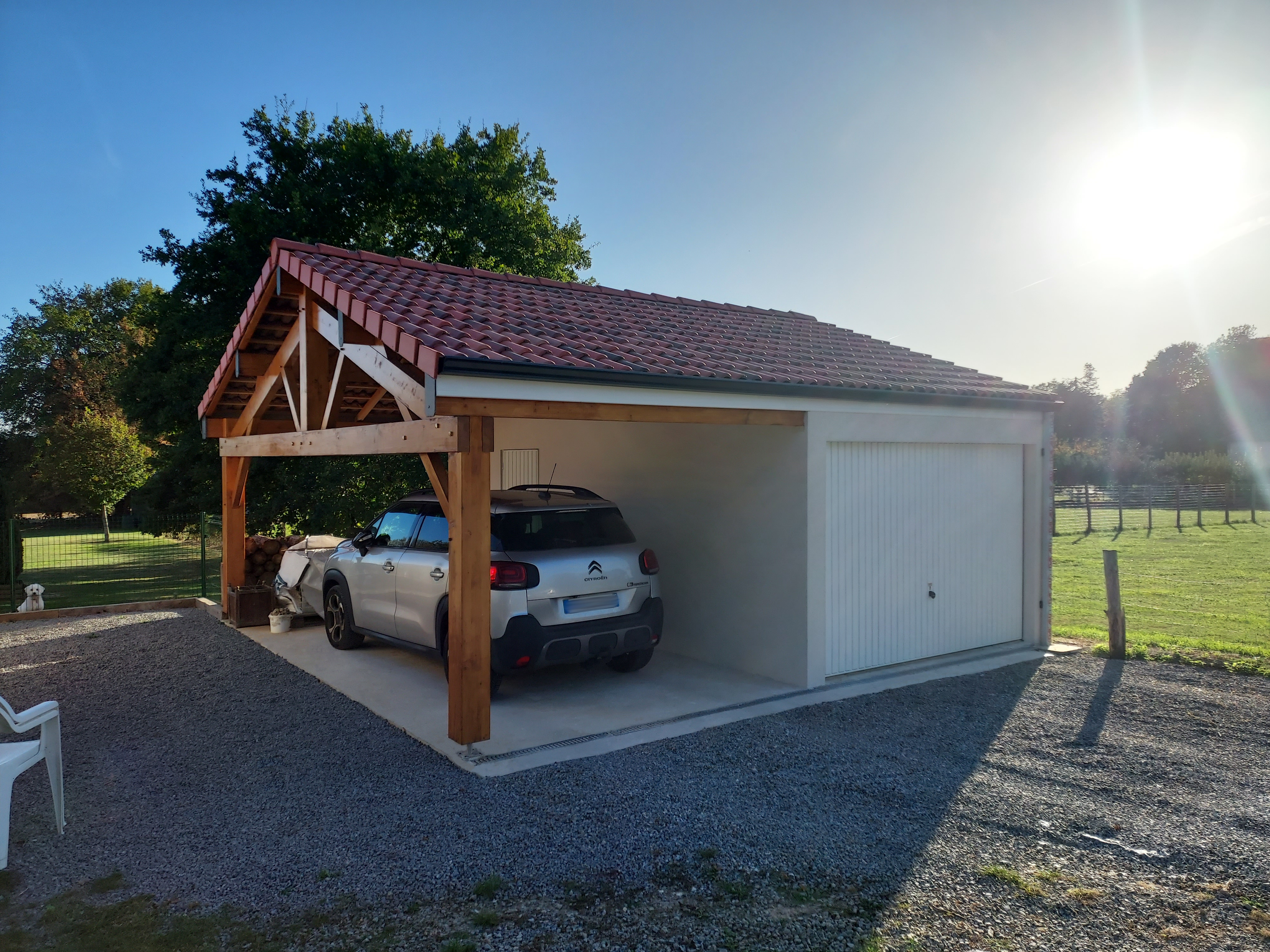 Garage avec auvent en bois et toit en tuiles