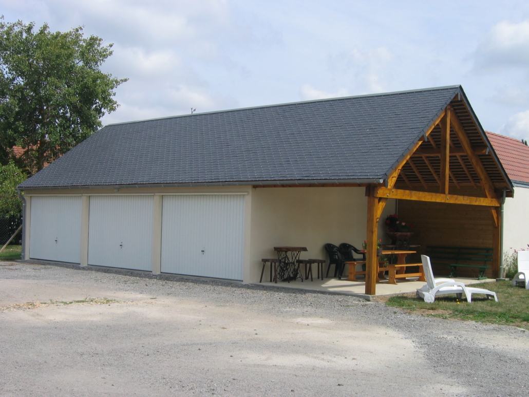 Garage béton triple avec auvent bois