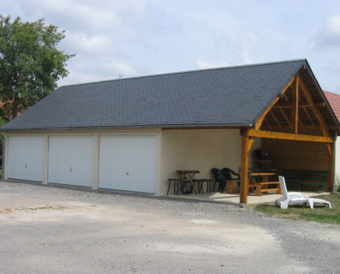 Garage béton triple avec auvent bois