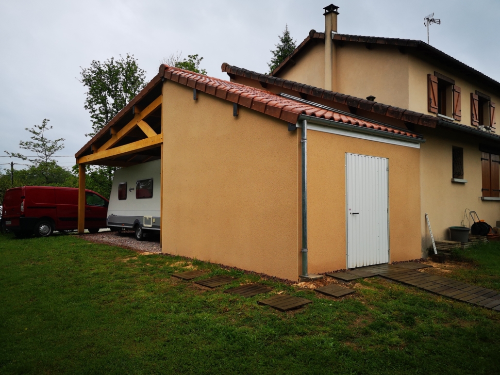 Abris avec auvent en bois