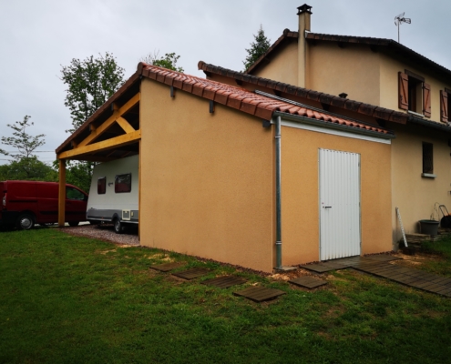 Abris avec auvent en bois