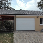Garage préfabriqué béton 2 pentes avec auvent bois