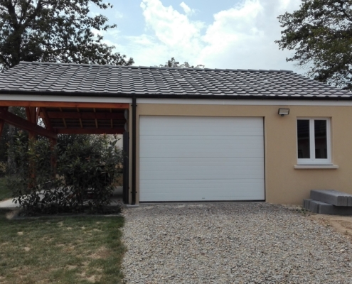 Garage préfabriqué béton 2 pentes avec auvent bois