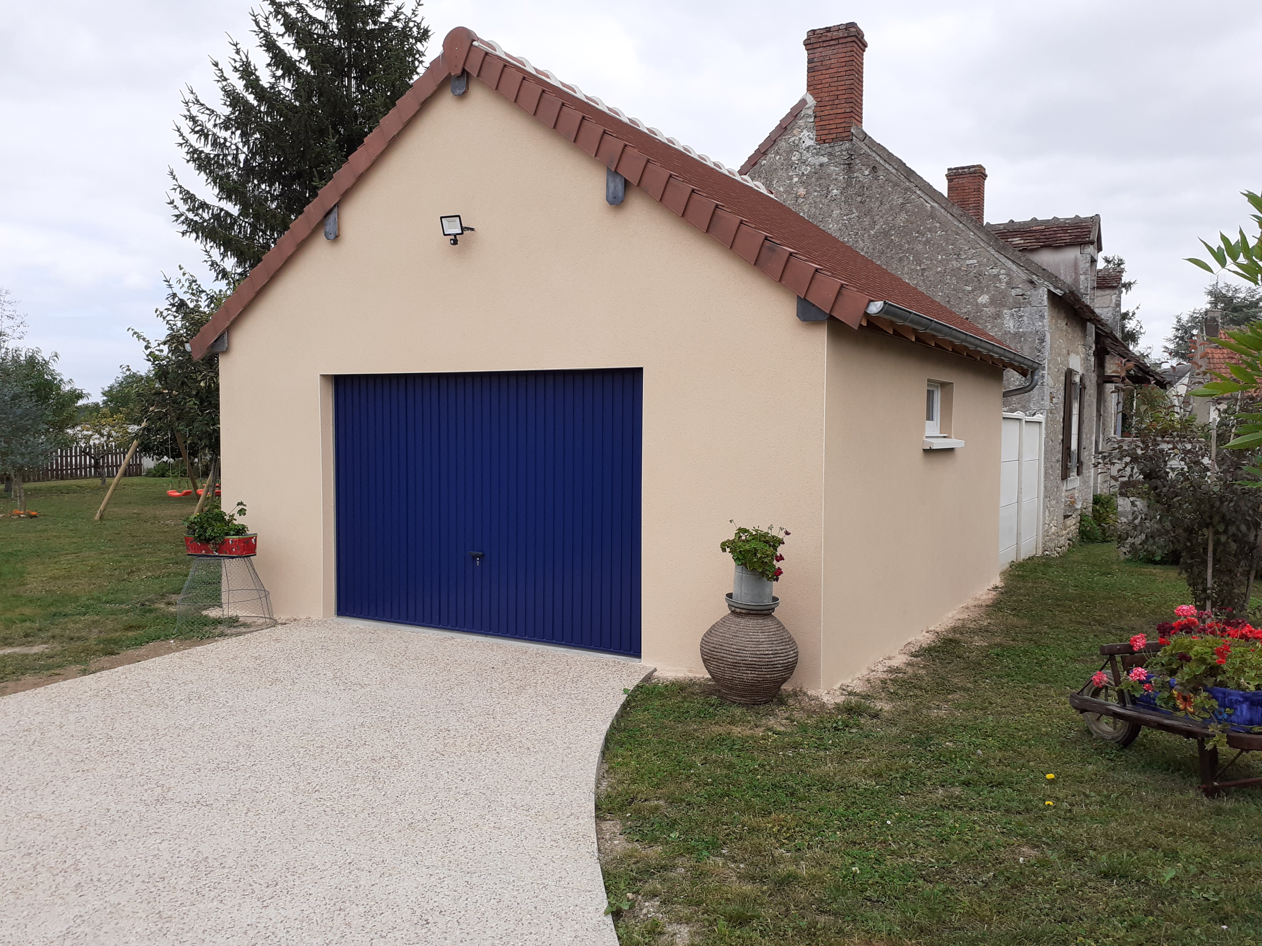 Garage préfabriqué porte bleu
