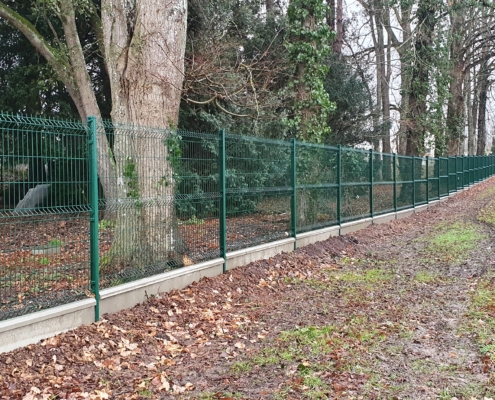 Clôture métallique avec panneau rigide et plaque béton