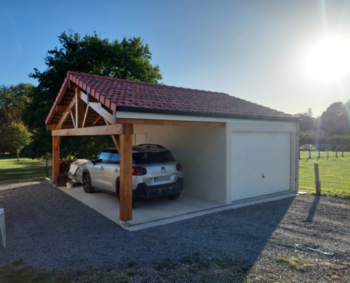 Garage avec auvent en bois et toit en tuiles