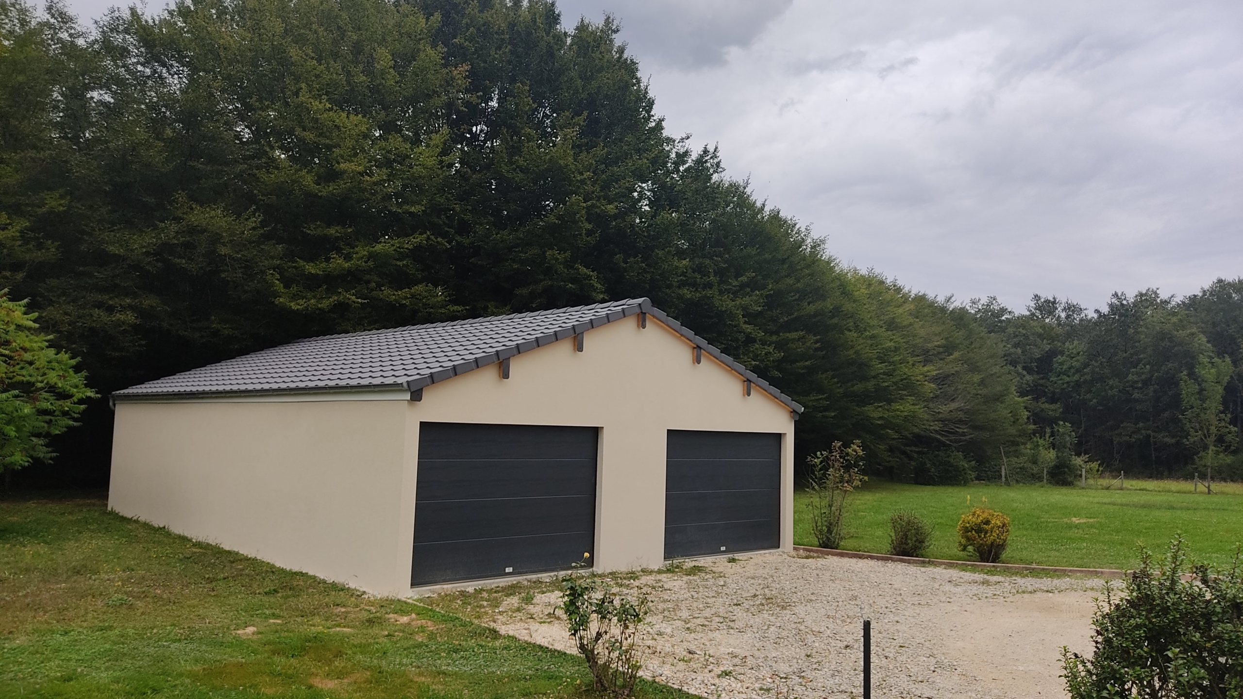 Garage double préfabriqué en béton avec tuile