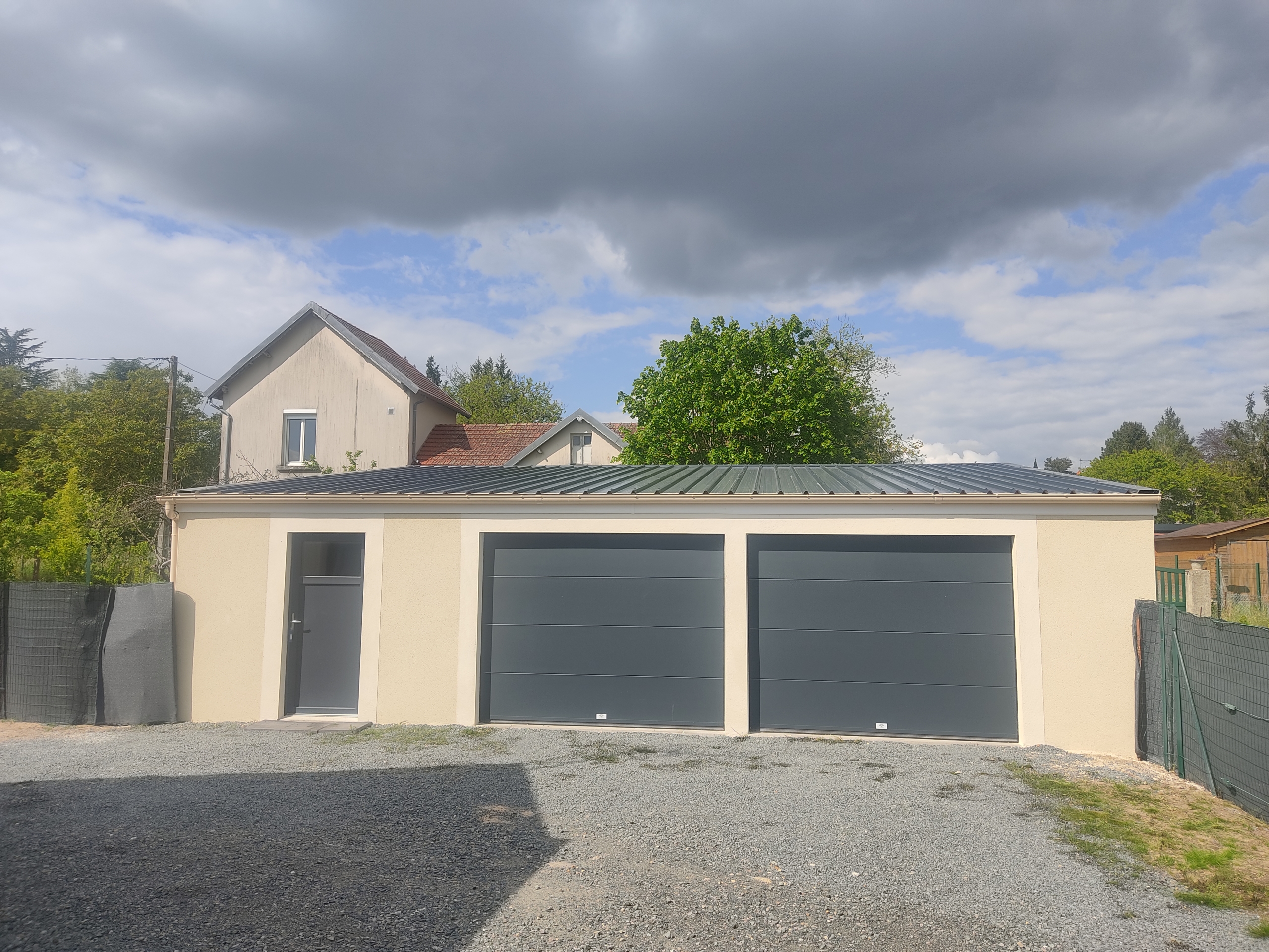 Garage préfabriqué avec double pente et bac en acier